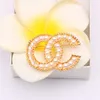 18 K chapado en oro encanto marca broche doble letra diseñador de lujo Pin de alta calidad para las mujeres broches de perlas joyería del banquete de boda 20 estilo