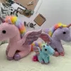 Großhandel Rainbow Horse Fill niedlicher Einhorn-Anhänger Schlüsselanhänger Plüschtier Kinderspiel Playmate Weihnachtsgeschenk Puppenmaschinenpreise
