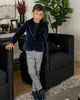 Tenues assorties pour la famille Ap Boys Mix N Match Dressy Collection 2024 Automne Enfants Trois Couleurs Pull Polo Bébé Pantalons et Salopette à Carreaux Étirés 7703 231021