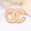 18 K chapado en oro encanto marca broche doble letra diseñador de lujo Pin de alta calidad para las mujeres broches de perlas joyería del banquete de boda 20 estilo