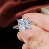 Anelli a grappolo Quadrato di moda di lusso Colore argento Matrimonio intarsiato Anello di fidanzamento con zirconi trasparenti per gioielli da donna