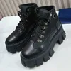 Monolith-Stiefeletten aus Leder und Nylon 1T260N Futter aus Schaffell. Logo auf der Zunge gedruckt. Damenstiefel, Designerstiefel, Winterstiefel, Markenstiefel, modische Martin-Stiefel