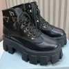 Monolith-Stiefeletten aus Leder und Nylon 1T260N Futter aus Schaffell. Logo auf der Zunge gedruckt. Damenstiefel, Designerstiefel, Winterstiefel, Markenstiefel, modische Martin-Stiefel