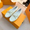 Handgefertigte Gloria-Loafer für Damen, klassische Nieten unten, Fliege, beschichtetes Canvas, Blumendruck, umgekehrte Modeschuhe jnhu00003