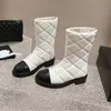 Neuankömmlinge Marke Designer Mode Herbst und Winter Frauen -Knöchel Dicke Absätze kurz halb hochwertige echte Lederschuhe Perle Heel Frau CCity Boots Weiß weiß