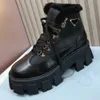 Monolith-Stiefeletten aus Leder und Nylon 1T260N Futter aus Schaffell. Logo auf der Zunge gedruckt. Damenstiefel, Designerstiefel, Winterstiefel, Markenstiefel, modische Martin-Stiefel