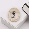 18K Altın Kaplama Charm Brand Brooch Çift Mektup Lüks Tasarımcı Kadınlar İçin Yüksek Kaliteli Pin İnci Elips Broşlar Düğün Partisi Mücevher 20 Style