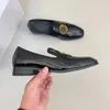 Designer män loafers skor män zapatos de hombre slip-on läder lyxiga klänningskor vuxna svartbrun körmokasin mjuka non-halp loafers sko