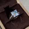 Anelli a grappolo Quadrato di moda di lusso Colore argento Matrimonio intarsiato Anello di fidanzamento con zirconi trasparenti per gioielli da donna