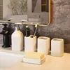 Banyo Aksesuar Seti Süit Saf Beyaz Seramik Emülsiyon Şişesi Gargle Fincan Diş Fırçası Tutucu Sabun Modern Banyo Dekorasyon Aksesuarları