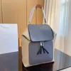 Zaino di design di lusso Borsa tote classica da uomo Zaino di design stile classico Zaino da uomo Flip Chiusura a scatto di grande capacità con zaino da scuola in pelle