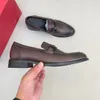 Designer män loafers skor män zapatos de hombre slip-on läder lyxiga klänningskor vuxna svartbrun körmokasin mjuka non-halp loafers sko