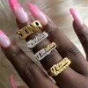 Anneaux de mariage personnalisé double couche plaque signalétique anneau Hip Hop femmes deux couleurs nom anneau rétro bijoux pour cadeau goutte 231023