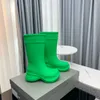 Botas de borracha de tubo longo de luxo designer mulheres solas grossas cabeça redonda antiderrapante bota elegante e versátil tubo alto botas de chuva de alta qualidade sapatos cruzados ao ar livre