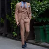 Trajes para hombre, novedad de 2023, traje marrón ajustado con solapa de muesca, conjunto de tres piezas a la moda hecho a medida, conjunto de alta calidad para fiesta de boda