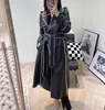 Trench da donna europeo in pelle da donna 2023 Colletto invernale in pizzo Bordo con cravatta Cintura doppio petto Cappotto in pelle di agnello Lungo Manteau Femme