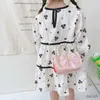 Nuevos bolsos de mano con lazo para niños, bandolera con cadena de lentejuelas, bolsos con perlas dulces para niñas, bolso para vestido de princesa, monedero pequeño, bolso de hombro