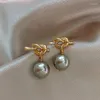 Orecchini a bottone Gioielli di moda coreani Placcati in oro 14K Annodati Ciondolo con perla grigia Accessori da lavoro quotidiano per donna elegante