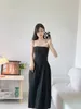 The*ROW – robe noire à bretelles pour femmes, Niche Khaite, jupe fendue