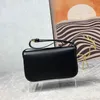 Bolso de diseñador Bolso cruzado Bolso de hombro de alta calidad Bolsos con solapa cuadrada Cuero genuino Hardware dorado Carta Cerrojo Correa ajustable Bolsillo para teléfono celular Monedero de embrague