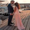 Tuta araba saudita Abito da sposa rosa con maniche a mantella Elegante abito da sposa civile Boho con piume Abito da sposa paskistano Abiti da sposa Abiti da sposa 2024 Boda Para