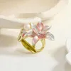 Broszki Muylynda moda kwiaty Enamel Brooch Pearls Lily Flower for Women Wedding Party Akcesoria
