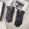 Autumn Winter Plush Gloves Metal Letter Fårskinn Mantens Luxury Touch Screen Leather Gloves for Womens