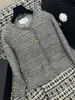Kvinnors hoodies tröjor designer 2023 tidigt höst ny en liten doftstil ull grå grov tweed guld knapp kamellia kortrock xmfs