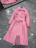 Trench da donna europeo in pelle da donna 2023 Colletto invernale in pizzo Bordo con cravatta Cintura doppio petto Cappotto in pelle di agnello Lungo Manteau Femme