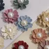 Hårtillbehör 10st/parti 2,5 cm koreanskt modeblomma tyg pärla diy handgjorda prydnadsskor bröstblommor material