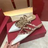 Sandali da donna Pantofole firmate V Rivetti Tacco piatto Scarpe a punta Estate Donna di lusso Vera pelle Nero Nudo Rosso Scarpe da sposa con sacchetto per la polvere rosso Taglia 34-44