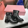 Luxurys Designers Mulheres Botas Altas Plataforma Alta Botas Y2K Estilo Marrom Couro Biker Bota Redondo Toe Chunky Heel Martin Botas Cinto Fivela Trim Sapatos