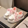 Płaskie buty urocze gwiazda projektu dla dzieci swobodne buty mody Pu Princess Sneakers for Girls Hook Loop Soft Bottom Dzieci sport
