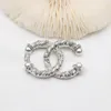 18K Altın Kaplama Charm Brand Brooch Çift Mektup Lüks Tasarımcı Kadınlar İçin Büyük İnci Düğün Partisi Mücevher 20 Style