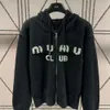 Kvinnors tröjor Designer Winter Hooded Sweaters Miumius Designer Sweater Wool Coat broderad blixtlås Jacka Pullover Sweatshirt Kvinnor Sticked Cardigan Vxew