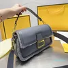 Atacado Baguette Bag Flap Messenger Bags Bolsa Bolsa De Couro Genuíno Ouro Metal Carta Fivela Removível Ombro Mulheres Ombro Carteira Corduroy Decoração