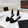 Senaste designerstövlar Brown Check Calfskin Platform Toppkvalitet Ankelstövlar Lås blandat platt läderkontroll Chelsea Boot Round Toe Slip-On Booties Women Shoes