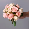 Flores decorativas gravata de mão artificial buquê de rosas buquê de flores sala de estar el chá bud escritório falso decoração de casa mini festa de casamento 12 cabeças