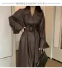 Damen-Leder-Herbst-langer übergroßer brauner Faux-Trenchcoat für Frauen, Gürtel, Landebahn, stilvoll, locker, europäischer Stil, Mode