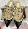 Sandali da donna Pantofole firmate V Rivetti Tacco piatto Scarpe a punta Estate Donna di lusso Vera pelle Nero Nudo Rosso Scarpe da sposa con sacchetto per la polvere rosso Taglia 34-44