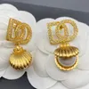 Orecchini di design di lusso in oro 18k, orecchini concoidi e perle con zirconi incorporati in oro alfabeto, gioielli di moda, matrimoni, feste, regali di alta qualità, commercio all'ingrosso