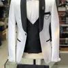 Męskie garnitury 3 sztuki Slim Fit Wedding Wedding Tuxedos Biała męska kurtka z czarnymi spodniami kamizelka na notowanie klap.