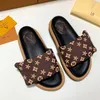 2023 Ny lyxiga toffeldesigner Kvinna Pool Pillow Comfort Man Shoe Sandals Sunset Flat Slide Comfort Mules Padded Front Strap Fashionable Flat