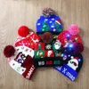 Bonnet/casquettes de crâne Chapeau de Noël Lumière clignotante Chapeau tricoté Chapeau de Noël adulte avec lumière LED Fête du Nouvel An Cadeaux de fête de Noël 231023