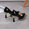 Sapatos de vestido xadrez clássico casual salto alto padrão em relevo moda oversize no outono e inverno bombas mulheres 2024