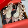 Créateur de mode Talon rouge de haute qualité pour femmes Talons hauts Sandales à semelles en cuir de luxe Talons fins incrustés de pantoufles à talons en strass Chaussures de ballet Dîner H0051