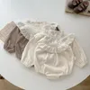 Rompertjes Ins Herfst Baby Borduren Kant Splitsen Wafel Lange Mouwen Romper geboren meisje Baby Katoenen Ruche Kraag Casual Onesie 231023