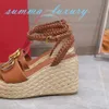 Lyxdesigners Sandal Högkvalitativ plattform Sandaler Straw Woven Wedge Ankle Strap Chunky Heels Block Heel 110mm Open Toe Toe Dress Shoe Women 35-41