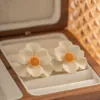 Ohrstecker Minar Fairy White Color Spray Flower für Damen, 18 Karat echtes vergoldetes Messing, mehrschichtige Blumen-Ohrringe