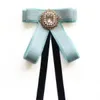 YY 2023 Kvinna broscher stift band liten bowknot sköld strass skjortor corsage collar bow tie crystal mode smycken gåvor